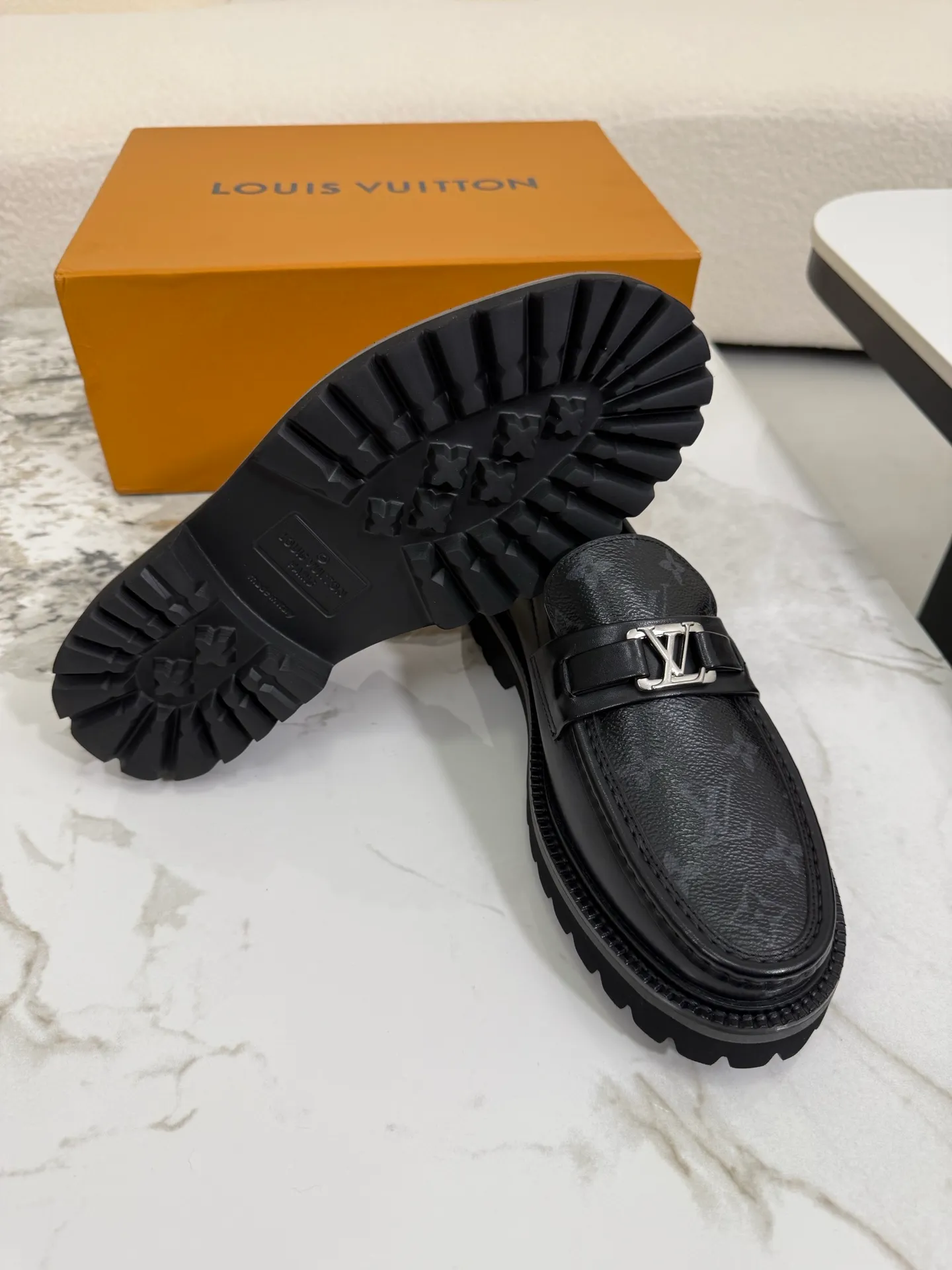[L Family] Top P: 800💰 ▪️Size: 39-44 (38.45 custom-made) The top male god leather shoes Lv series are sold at the same time with original factory configuration, original cowhide fabric imported from Italy, soft and comfortable, imported water-dyed cow lining, soles: original ultra-light French foam outsole super comfortable, original factory with single goods 🔍🔍high quality, can be entered and exited at will, welcome to compare and synchronize.